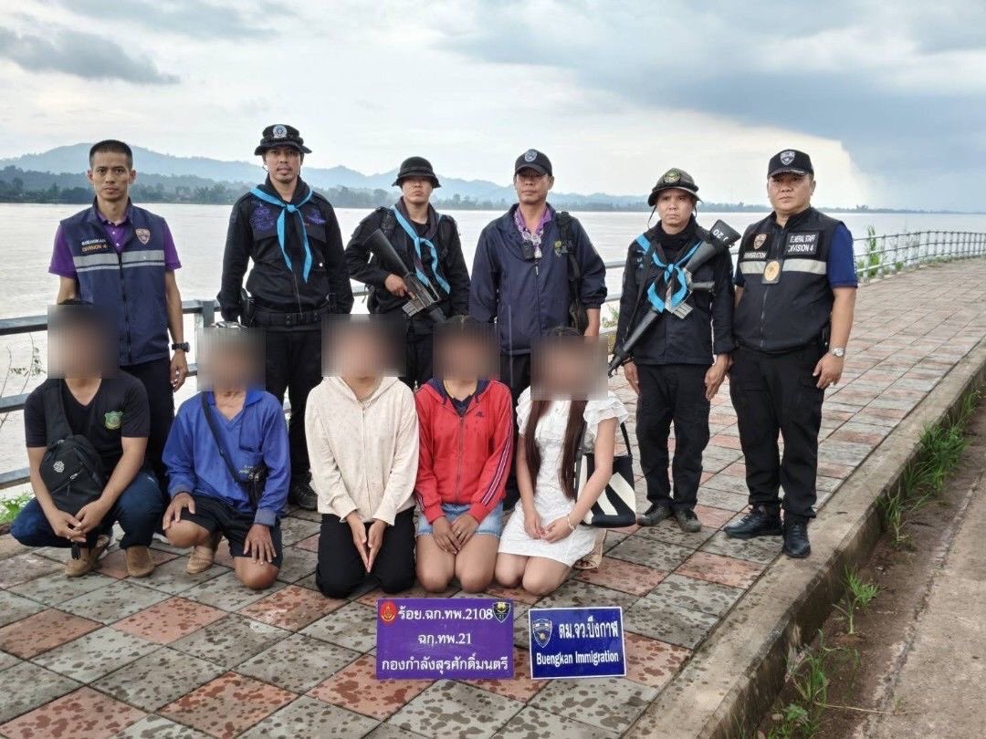 💂‍♂️🚫สกัดกั้นการลักลอบ🏃‍♂️🏃‍♀️เข้าเมืองโดยผิดกฎหมาย🧑‍⚖️
         #หน่วยเฉพาะกิจทหารพรานที่21 โดย #กองร้อยเฉพาะกิจทหารพรานที่2108 จัดกำลังพล ร่วมกับ เจ้าหน้าที่ตำรวจ ตม.จ.บึงกาฬ ลาดตระเวนเฝ้าตรวจจุดเสี่ยง/จุดเพ่งเล็ง ในพื้นที่รับผิดชอบ บริเวณ บ.ท่าสีไค ม.1 ต.ดงบัง อ.บึงโขงหลง จ.บึงกาฬ