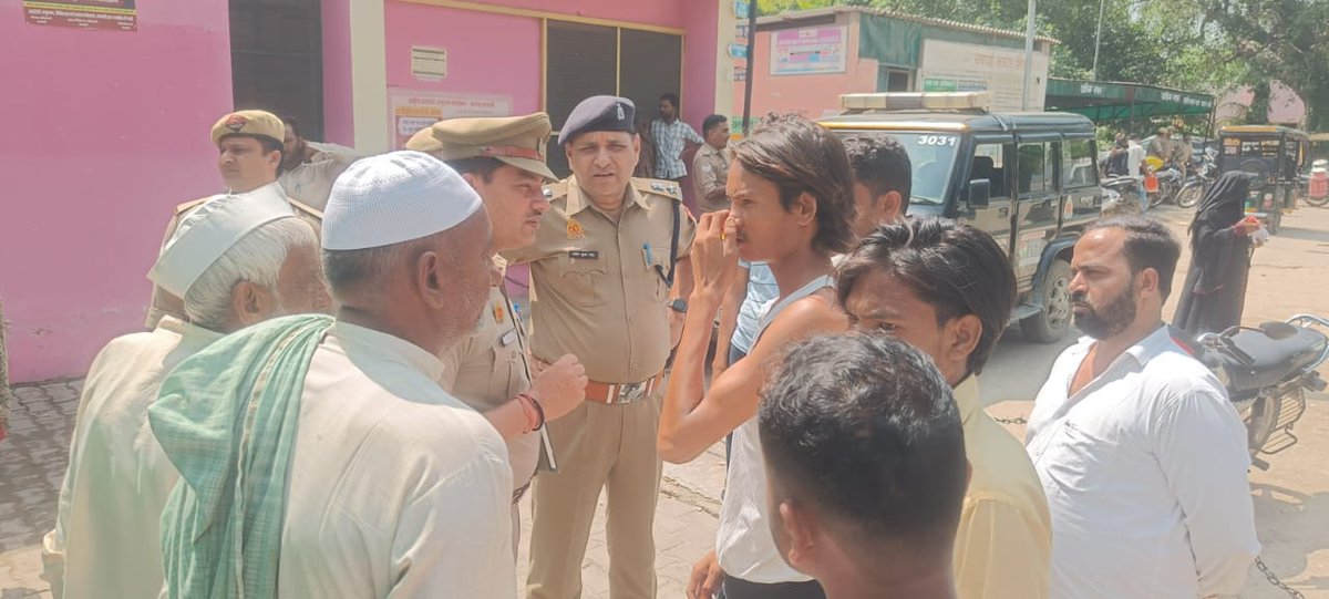 AspShamli's tweet photo. दिनांक 07.08.25 को खुरगान रोड़्र, कैराना में 01 युवक को चाकू मारने की सूचना पर #ASPSHAMLI द्वारा मौके पर पहुंचकर घटनास्थल का निरीक्षण किया गया व CHC कैराना पहुँचकर परिजनो से घटना की जानकारी ली गयी,सम्बन्धित आवश्यक निर्देश दिये गये   । @adgzonemeerut @digsaharanpur @PoliceShamli https://t.co/qxQZoEqjwV