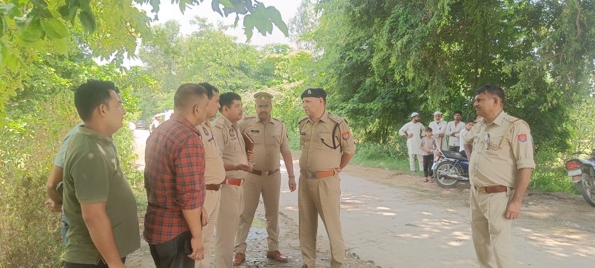 AspShamli's tweet photo. दिनांक 07.08.25 को खुरगान रोड़्र, कैराना में 01 युवक को चाकू मारने की सूचना पर #ASPSHAMLI द्वारा मौके पर पहुंचकर घटनास्थल का निरीक्षण किया गया व CHC कैराना पहुँचकर परिजनो से घटना की जानकारी ली गयी,सम्बन्धित आवश्यक निर्देश दिये गये   । @adgzonemeerut @digsaharanpur @PoliceShamli https://t.co/qxQZoEqjwV