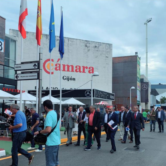 ASETRApress's tweet photo. 🚛📅 Mañana viernes, 8 de agosto, ASETRA celebrará, en colaboración con la @CamaraGijon, la XXXI edición del Día del Transporte 🚚 en las instalaciones de la Feria de Muestras #FIDMA 🎉
#DíaDelTransporte #ASETRA #FeriaDeMuestras #Asturias #Transporte #EventoEspecial https://t.co/fSliFOn0RR
