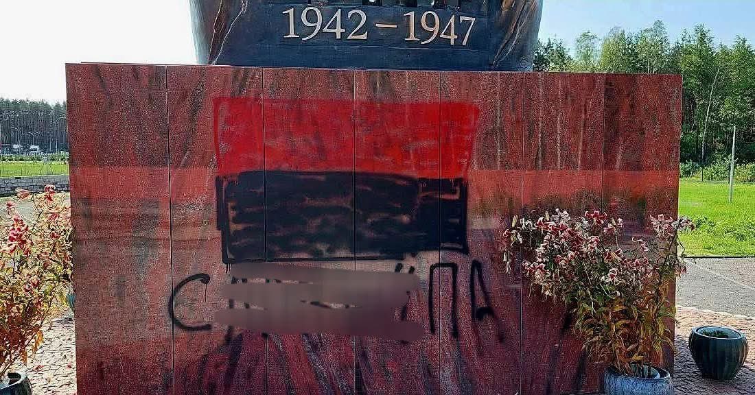 Tak został zdewastowany Pomnik Ofiar Rzezi Wołyńskiej... brak słów.. 

Koniec gościny...