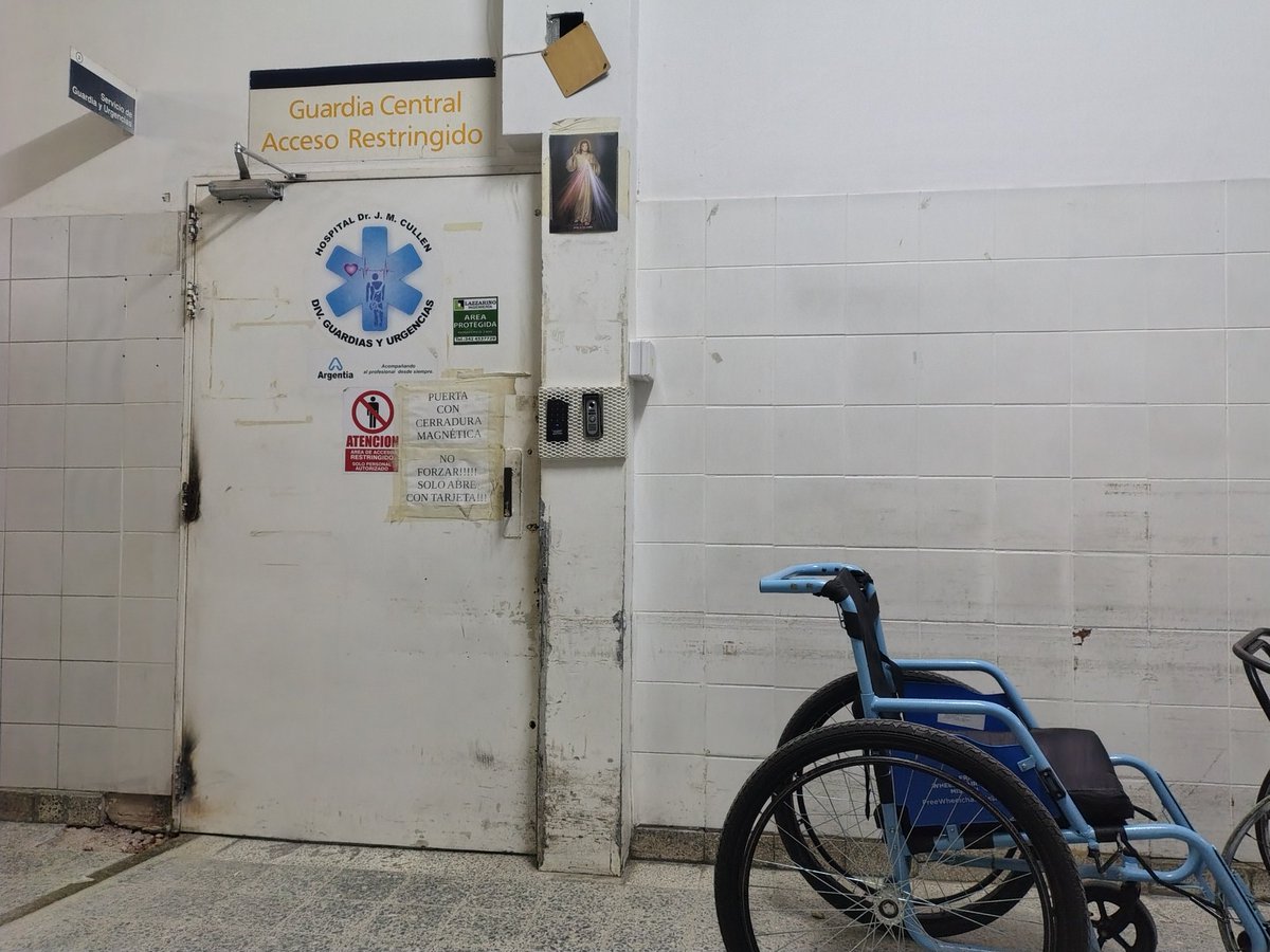 Intento matarse #CesarMuga quien ayer fue imputado por tentativa de Femicidio y atentado y resistencia a la autoridad por balear a su mujer y atrincherarse. Estaba alojado en una  dependencia policial de Arroyo Leyes. Está ahora en el Cullen con custodia de Trámites y Libertades