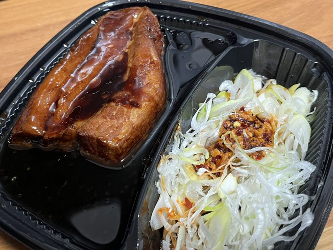 お夕飯は吉野家の豚角煮定食を頂きました😚✨

お肉がほろほろで最高だぁ〜〜〜〜〜‼️ 