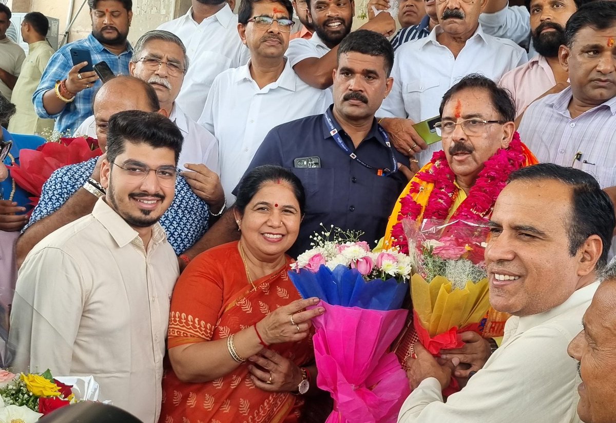 Dr. Manju Baghmar (@manjubaghmar) on Twitter photo डाॅ अरूण चतुर्वेदी जी को राज्य वित्त आयोग के अध्यक्ष का पद भार ग्रहण करने पर हार्दिक बधाई व शुभकामनाएं।
<a href="/BJP4Rajasthan/">BJP Rajasthan</a> <a href="/chaturvediarun1/">Dr. Arun Chaturvedi</a> डाॅ अरूण चतुर्वेदी जी को राज्य वित्त आयोग के अध्यक्ष का पद भार ग्रहण करने पर हार्दिक बधाई व शुभकामनाएं।
<a href="/BJP4Rajasthan/">BJP Rajasthan</a> <a href="/chaturvediarun1/">Dr. Arun Chaturvedi</a>