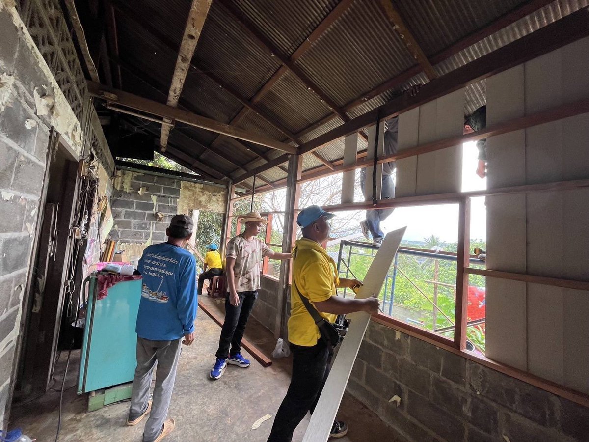 💂‍♂️🧢🫡เดินหน้าสร้างบ้านผู้ยากไร้บรรเทาความเดือดร้อนด้านที่อยู่อาศัย🏡✨
       #กองพลทหารม้าที่1 โดย #กองพันทหารม้าที่10กรมทหารม้าที่2 ร่วมกับ หน่วยงานปกครองส่วนท้องถิ่น จัดกิจกรรมการช่วยเหลือประชาชน โดยสร้างบ้านให้กับผู้ยากไร้