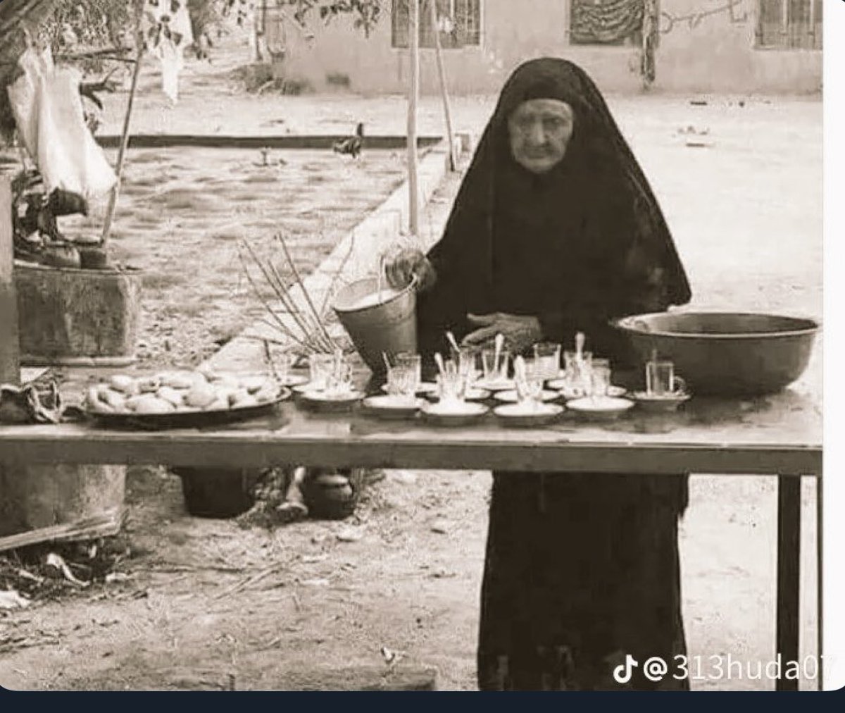 كل فقراء العالم يأكلون على اعتاب سادتهم 
الافقراء الحسين فأنهم يطعمون العالم على اعتاب سيدهم 
#الزيارة_الأربعينية