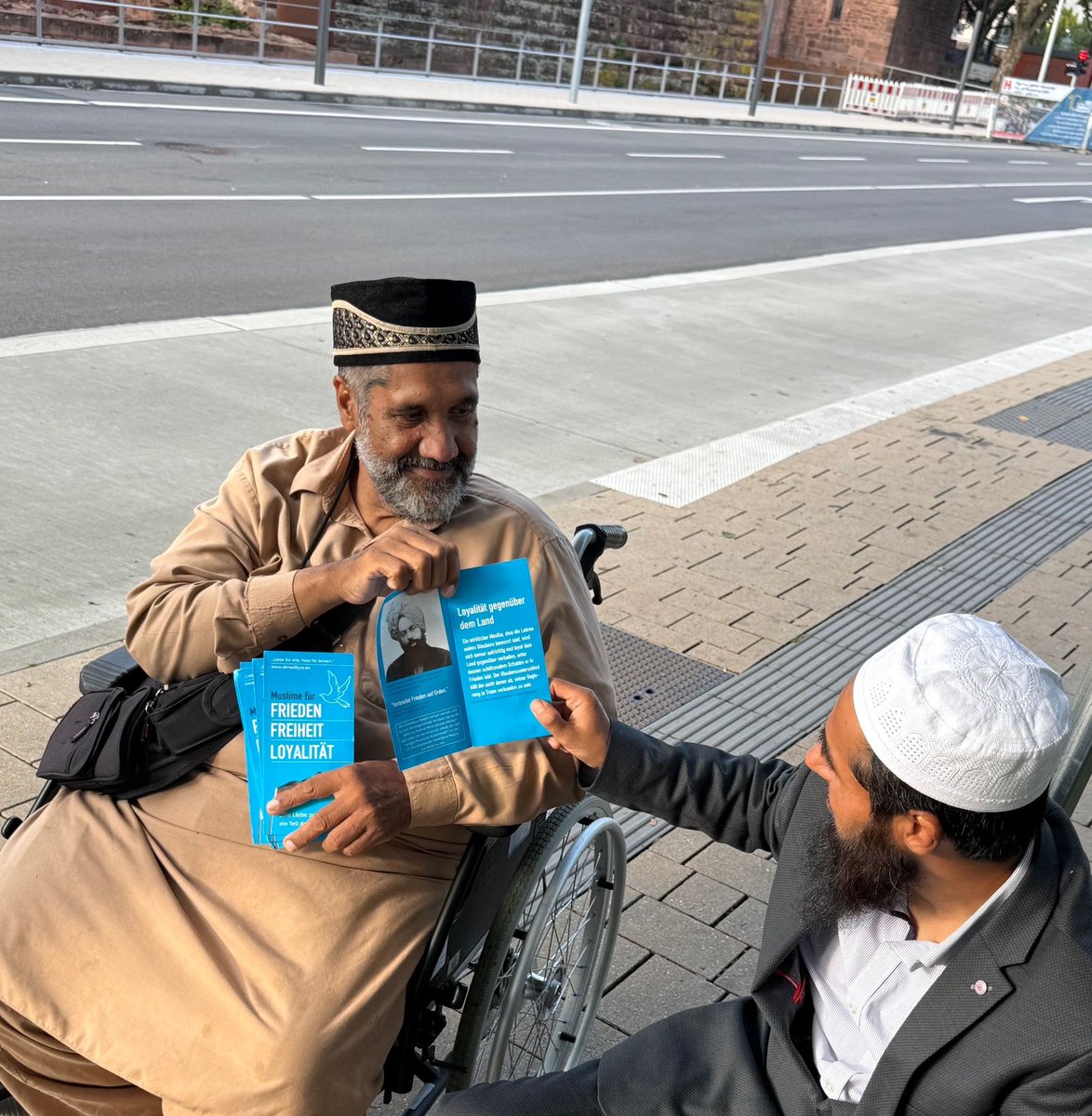 While world leaders are engaged in warfare, Ahmadi Muslims, young and old, are spreading Islam's message of peace around the world. One of them is Arshad Mehmood from Kaiserslautern.