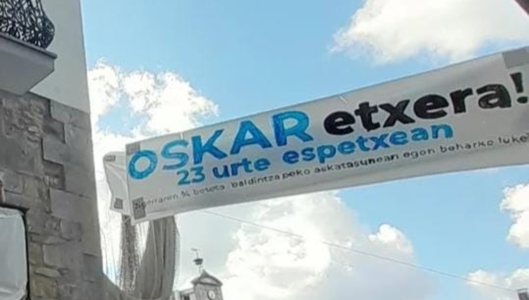 Vascongadas pide la liberación del asesino de niños, Óscar Celarain. Autor del asesinato la la última niña asesinada por ETA.

Sánchez está más preocupado en que nuestros compañeros borren los mensajes de la playa de la Mareta, que en prohibir esta 🗑️.

🩸ETA ASESINA Y GENOCIDA🩸