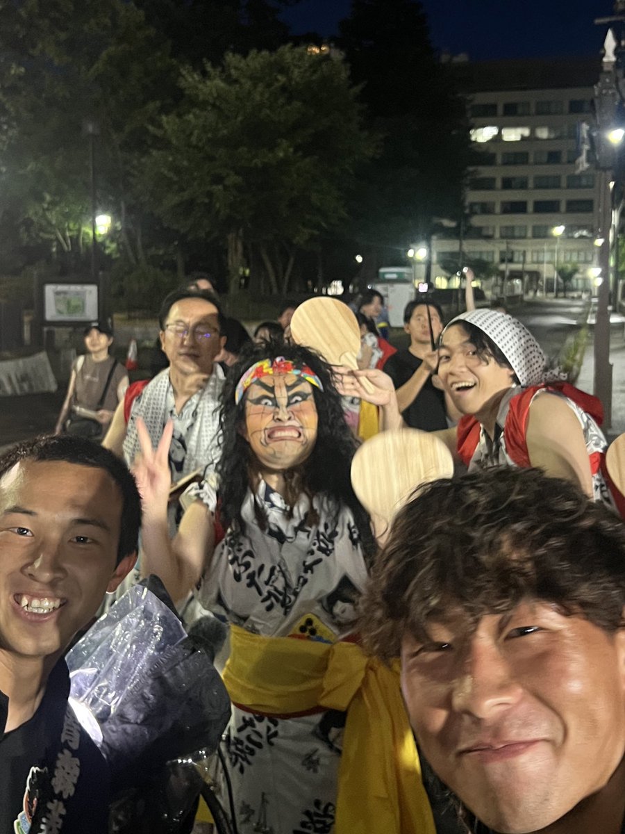 昨日参加したねぶた祭りではキンタローさん<a href="/Kintalo_/">キンタロー。🌎</a> に会うことができました！岡選手と田村選手と📸一枚。
次はぜひ顔真似している龍飛の神をエンブレムをしているクラブ、ラインメール青森<a href="/reinmeer_aomori/">ラインメール青森【公式】</a> の応援にお越しください！気さくに対応していただきありがとうございました。
#ねぶた祭り