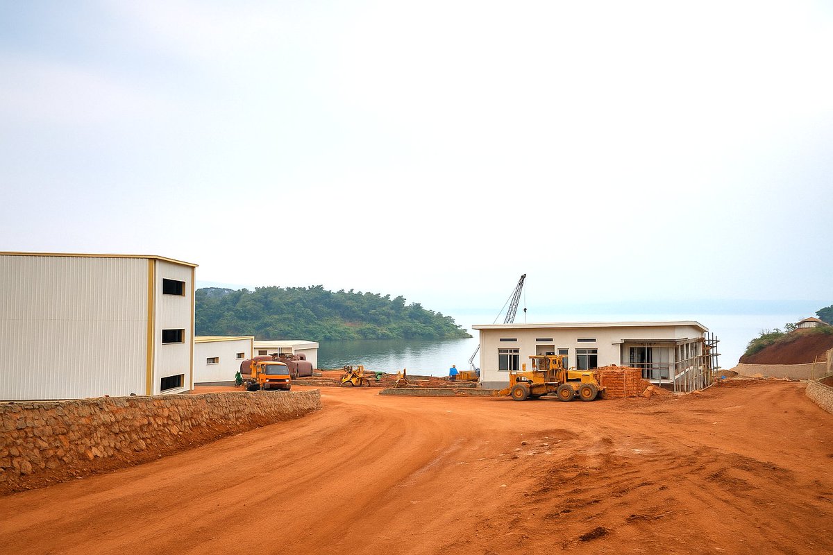 RTDARwanda's tweet image. Imirimo yo kubaka icyambu cya Rusizi igeze ahashimishije (90.80%).

Iki cyambu cya Rusizi nigitangira gukora, biteganyijwe ko kizajya cyakira abantu 2.3M ku mwaka, n'imizigo irenga 1.3M ku mwaka.

Kugeza ubu, iyubakwa ry'iki cyambu rimaze gutanga imirimo ku bantu barenga 200.