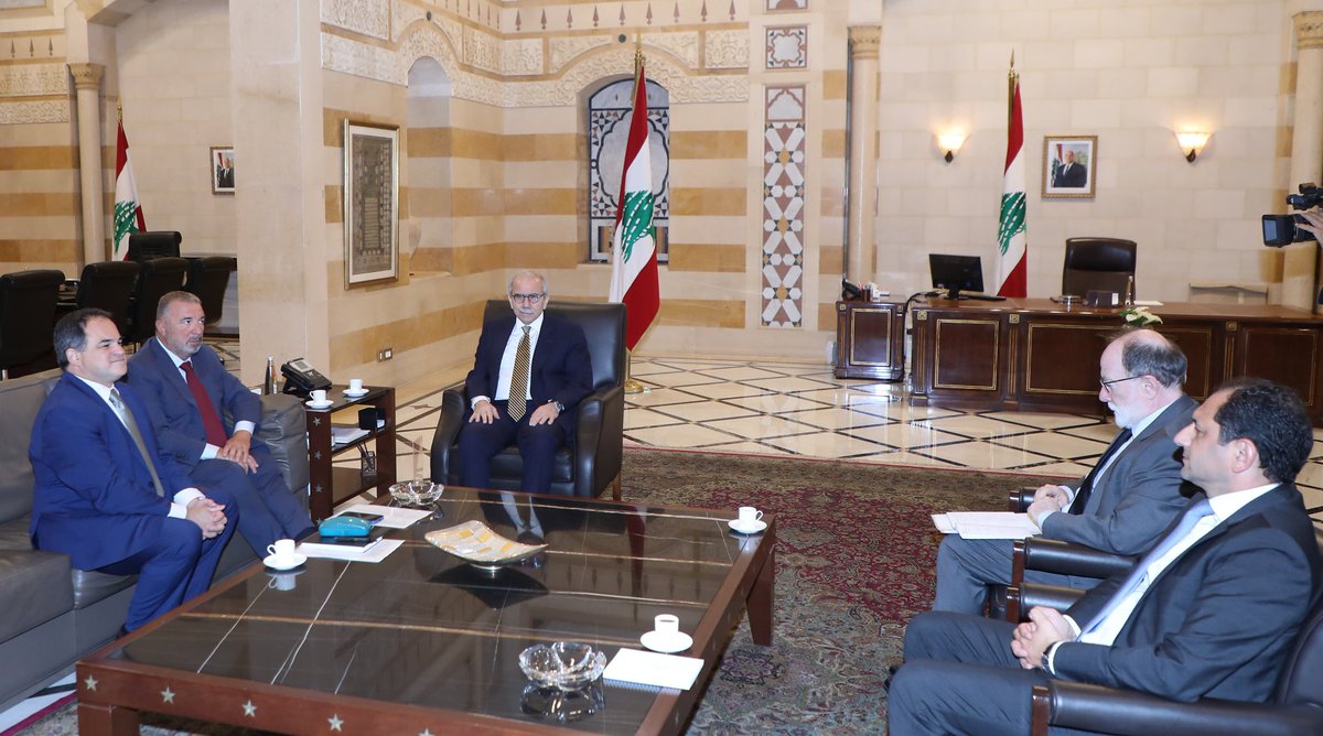 استقبل الرئيس #نواف_سلام المدير الإقليمي لدائرة الشرق الأوسط في البنك الدولي السيد جان-كريستوف كارّيه، يرافقه مدير مكتب البنك الدولي في #لبنان السيد إنريكي بلانكو أرمس.

وتناول الاجتماع التقدّم المحرز في المشاريع التي يمولها البنك الدولي في لبنان، و بحث اجراءات تسريع  القروض