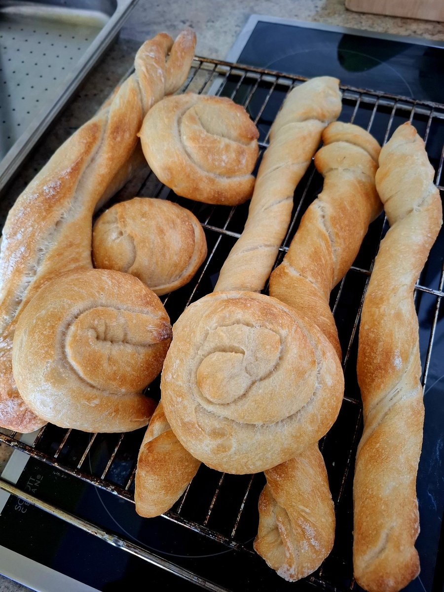 #Baguettes Formen, will gelernt sein. Also ich kanns nicht. Musste umdisponieren. 😅

#homebaking #bread