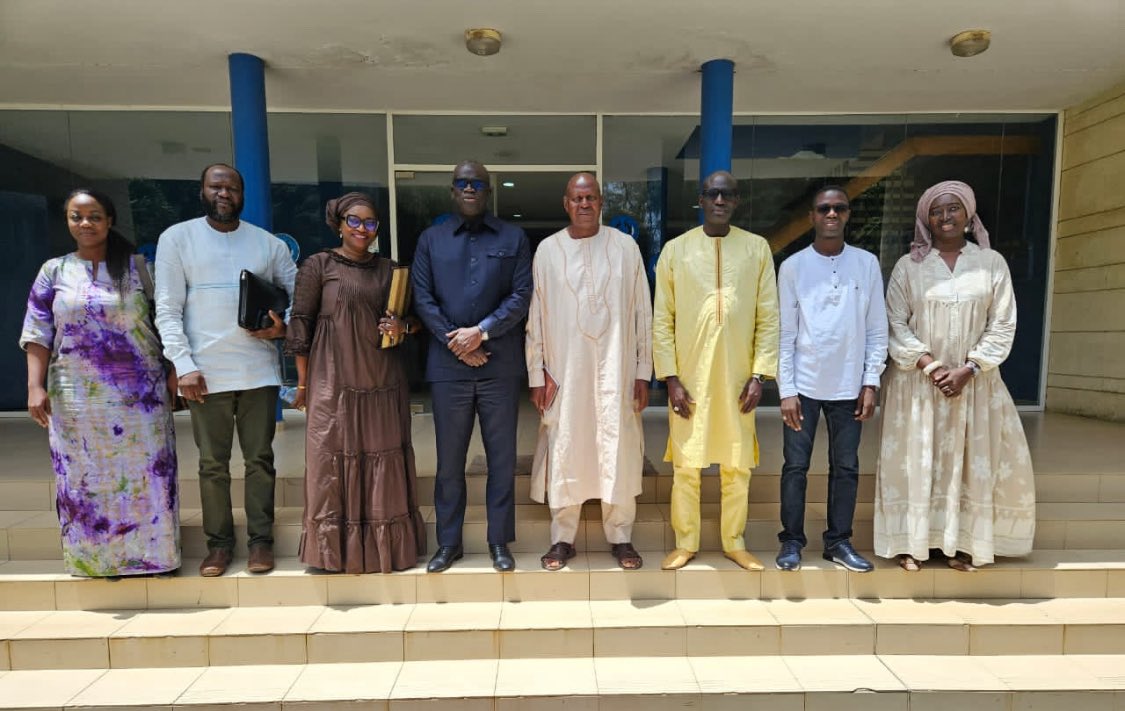 #INNOVATION

Un pas de plus vers l’excellence médicale à l’UCAD !

Un ambitieux projet porté par des enseignants-chercheurs de la FMPO a été présenté au Recteur, Pr Alioune Badara Kandji :
👉Un Centre de recherche médicale de pointe et de formations spécialisées.

Sous