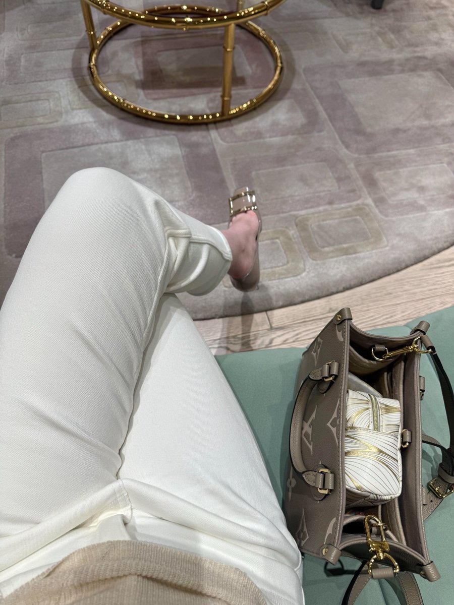 Life’s too short to wear boring shoes 💅👠