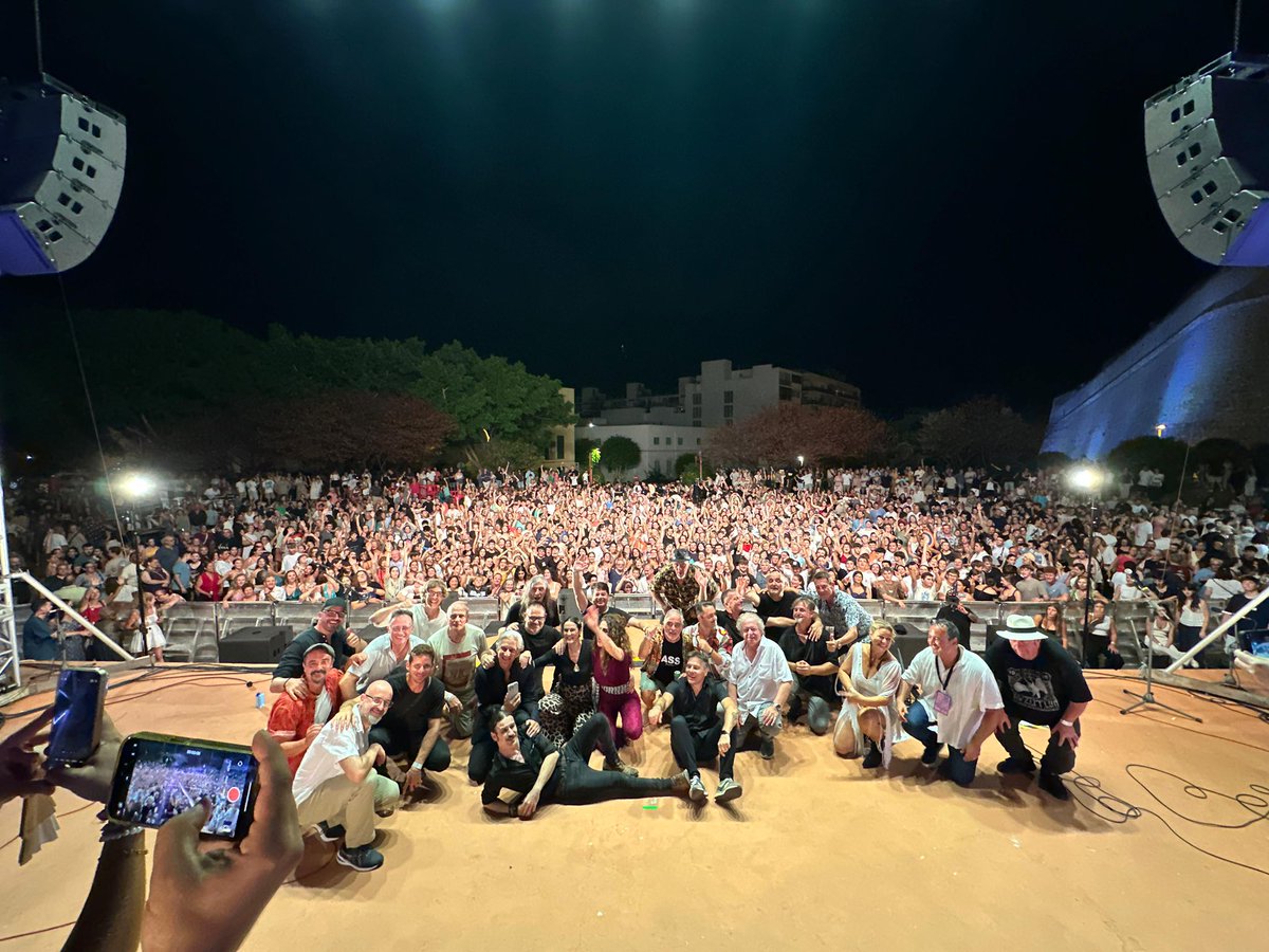 ❤️ GRÀCIES EIVISSA ❤️

No hi cabia ningú més dimarts an es Parc Reina Sofia i mos heu tornat a fer molt i molt feliços.
Gràcies per ser sa millor part de Ressonadors!
Us estimam infinit 🫶🏼💘