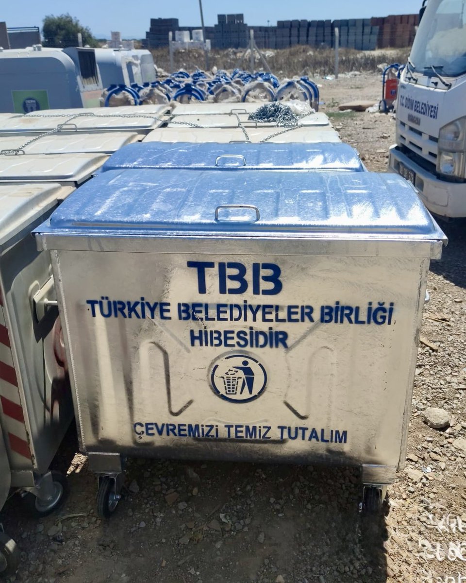 #TürkiyeBelediyelerBirliği’nden #Didim’e 90 çöp konteyneri desteği!
Başkanımız Hatice Gençay’ın girişimleriyle hibe edilen bu destek, temizlik hizmetlerimize güç katacak. ♻️
#DahaGüzelBirDidimİçin #DidimBenimEvimSizDeBenimAilemsiniz