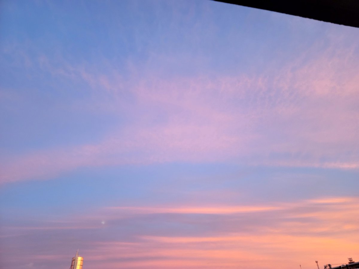 空が綺麗なことよっ🌇🥹!!!

本日も、お疲れ様でしたぁぁぁぁぁ✨🍻

#イマソラ