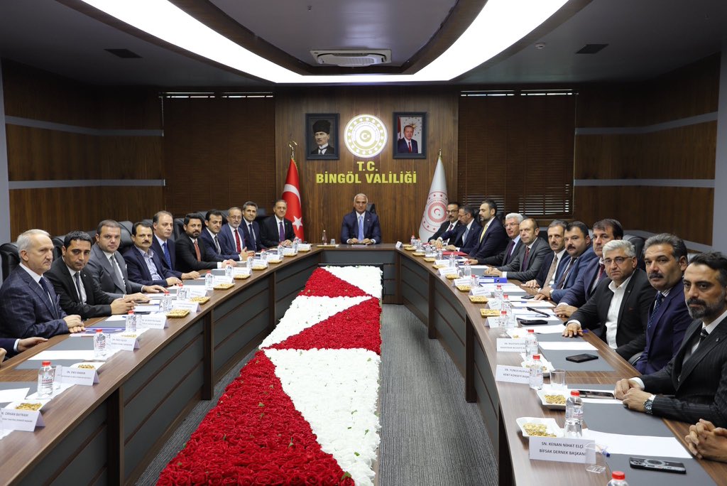 Kültür ve Turizm Bakanımız Sayın Mehmet Nuri Ersoy’un Bingöl ziyareti;

Sayın Bakanımızın başkanlığında Bingöl Valiliği Toplantı Salonu’nda Bingöl Valimiz Sayın Dr. Ahmet Hamdi Usta’nın katılımlarıyla istişare ve değerlendirme toplantımızı gerçekleştirdik. 

Toplantıda, ilçemizle