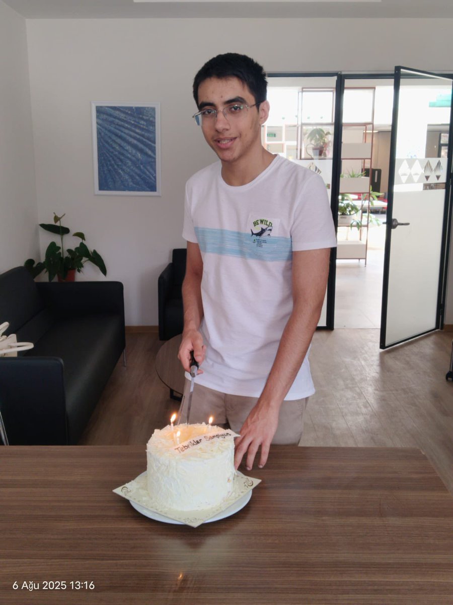 🥇2025 YKS Türkiye Birincisi öğrencimiz Mehmet Sarak’a Bornova İlçe Milli Eğitim Müdürü Sayın Mustafa İslamoğlu ve okul müdürümüz Dr. Aylin Gil tarafından başarı belgesi, plaket ve ödülleri verildi.👏🏻👏🏻