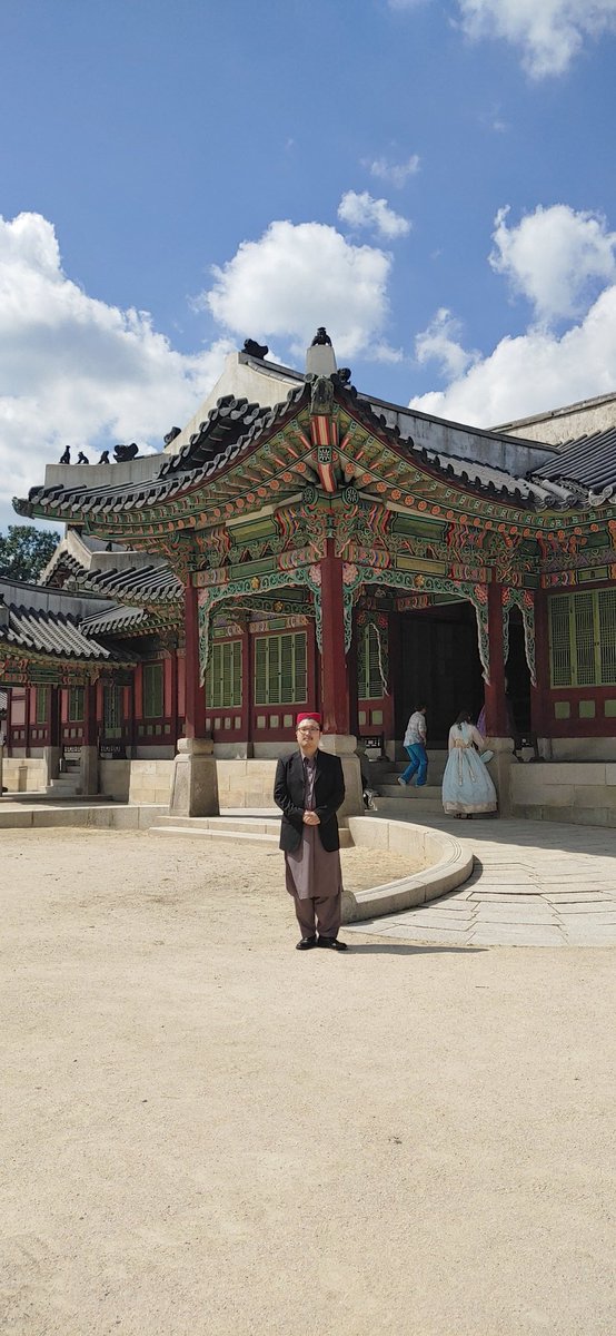 4~5년전에 비하면
와따시 복식 제법 많이
서구화 되였을지도..
근대화정책 진행중