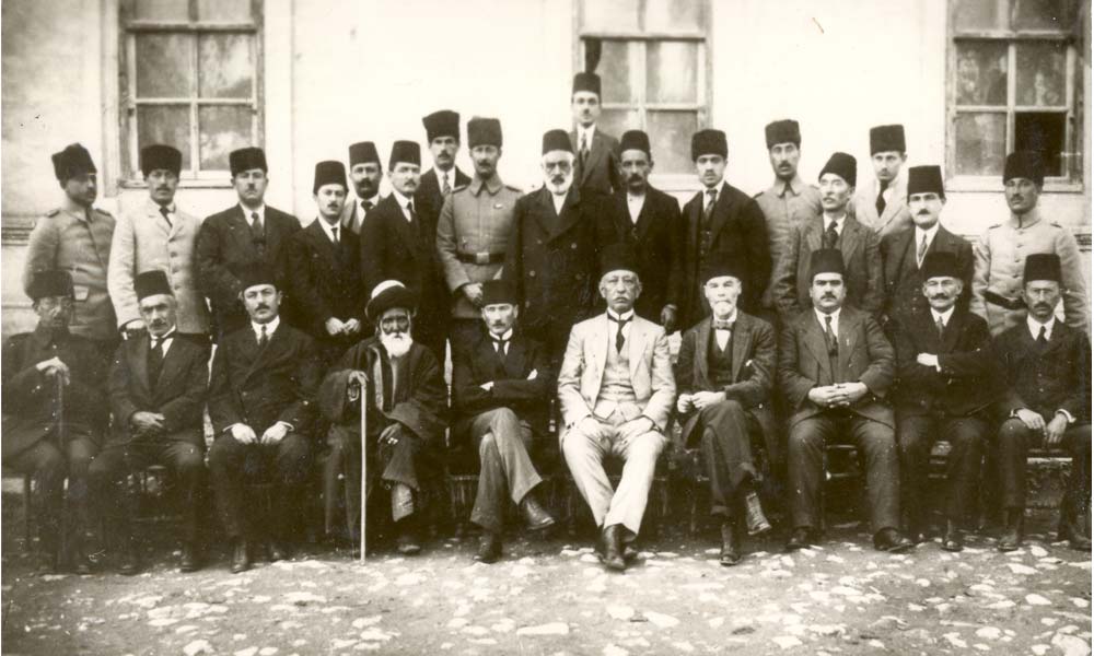 #TarihteBugün
Erzurum Kongresi'nin son toplantısı yapıldı. Kırk beş delegenin imzasıyla kabul edilen beyanname, Misak-ı Millî'nin temelini oluşturdu.

Kurulan dokuz kişilik ilk temsil heyetinin başkanı Mustafa Kemal Paşa oldu.

Kongre, M. Kemal Paşa'nın konuşmasıyla sona erdi: