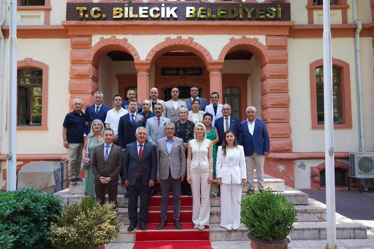 CHP Grup Başkanvekilimiz Gökhan Günaydın, Sakarya Milletvekilimiz Ayça Taşkent, Parti Meclisi Üyemiz Canan Taşer ve İstanbul YDK Üyesi Esim Fatma Temel’i; İl Başkanımız Ali Özdemir, Merkez İlçe Başkanımız Melih Karaçam ve partililerimiz eşliğinde tarihi belediye binamızda