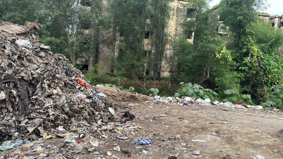 HarjitAero's tweet photo. RESPECTED MADAM, 
SEWER CLEAN BUT GARBAGE NOT PICKED STILL IN LOHA MANDI NARAINA FLYOVER  PHOTOGRAPH ATTACHED  

 Please Help to clean   

Warm Regards
@gupta_rekha https://t.co/cZCWjF19ZN