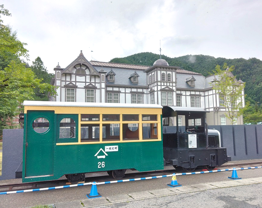 明日オープンする足尾銅山記念館前にあしおトロッコ館の主役!!ガソリンカー展示を本日から始めました。8月10日(日)の15時までとなります。また、分館　足尾駅保存車両では、キハ35の車内公開をしています。足尾銅山記念館は予約制ですが、ガソリンカー見学とキハ35車内見学は予約なしで無料です。