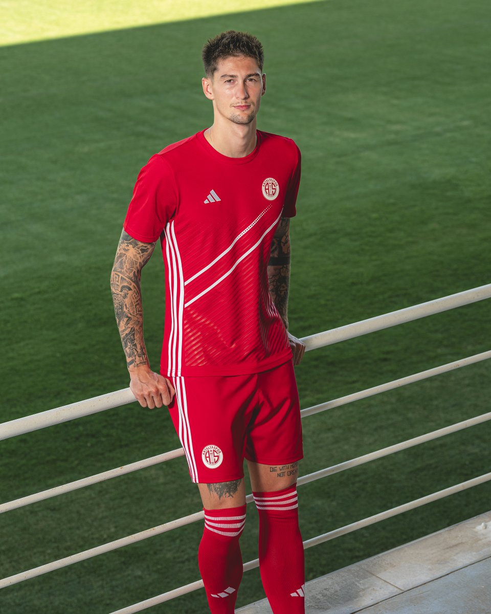 🔴 K I R M I Z I

Tutkusu armasında saklı 2️⃣0️⃣2️⃣5️⃣-2️⃣6️⃣ Sezonu kırmızı formamız!

Pek yakında Antalyaspor Store ve store.antalyaspor.com.tr’de.