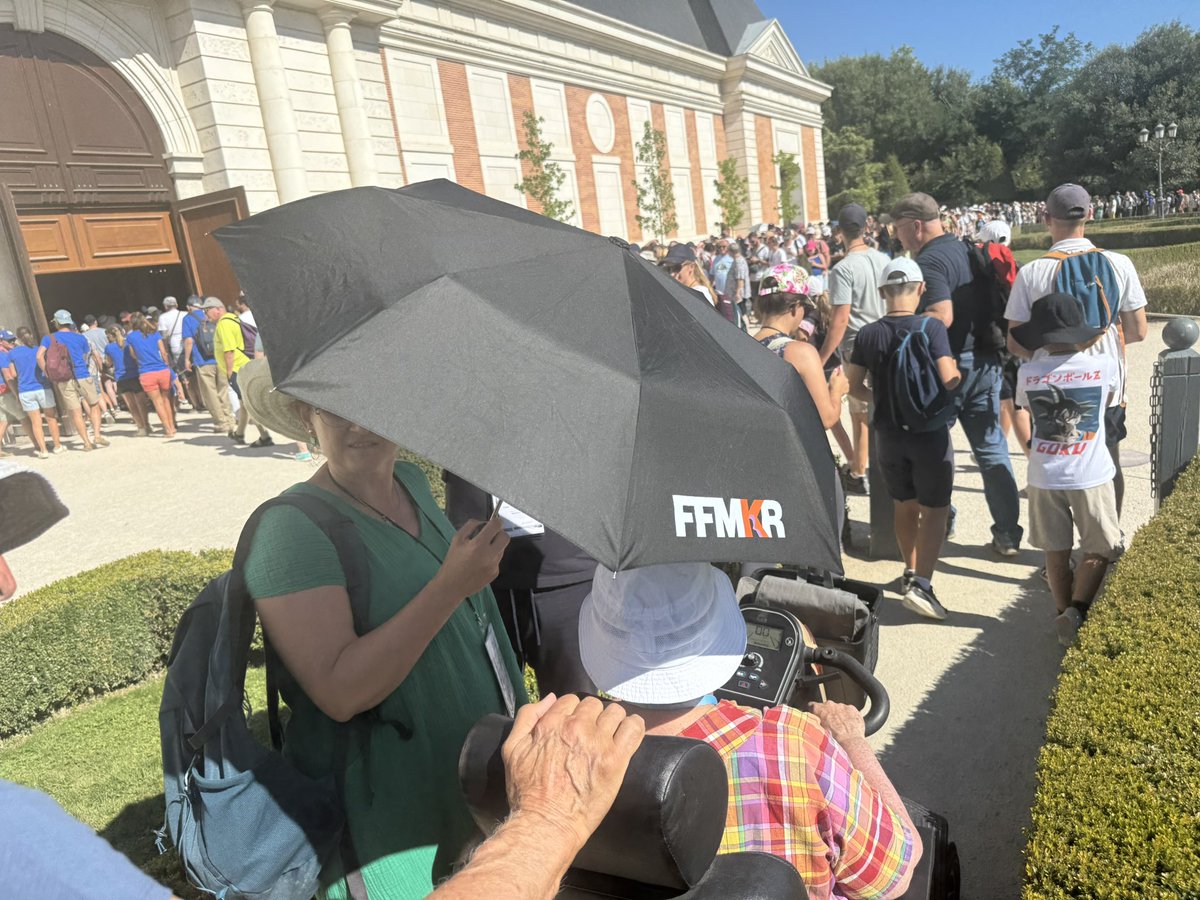 Quand tu organises de fêter les 90 ans de ton père au <a href="/PuyduFou/">Puy du Fou</a>, qu’il y a du soleil et qu’il faut improviser une ombrelle pour ta mère… 
Toujours joindre l’utile au syndicalisme… 
🤭🤭🤭
😉 poke <a href="/Pratthomas02/">Thomas Prat</a> 
#FFMKRcCLAIR