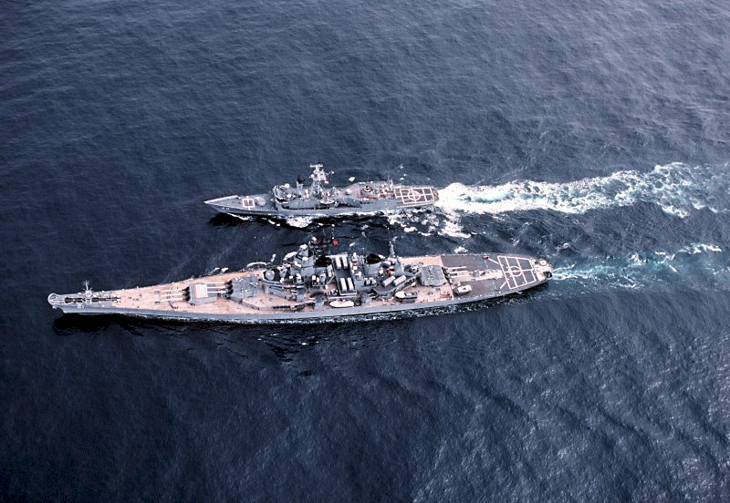 r116440's tweet photo. 🇺🇸 @USNavy Long Hull Oliver Hazard Perry-class #frigate USS Halyburton (FFG-40) RASing with lead #battleship of her class USS Iowa (BB-61) during @NATO Ex Ocean Safari 85. Sept 1985 #warship #navy #naval #FFG40 #BB61 @ussiowa https://t.co/rspDgF4m9N