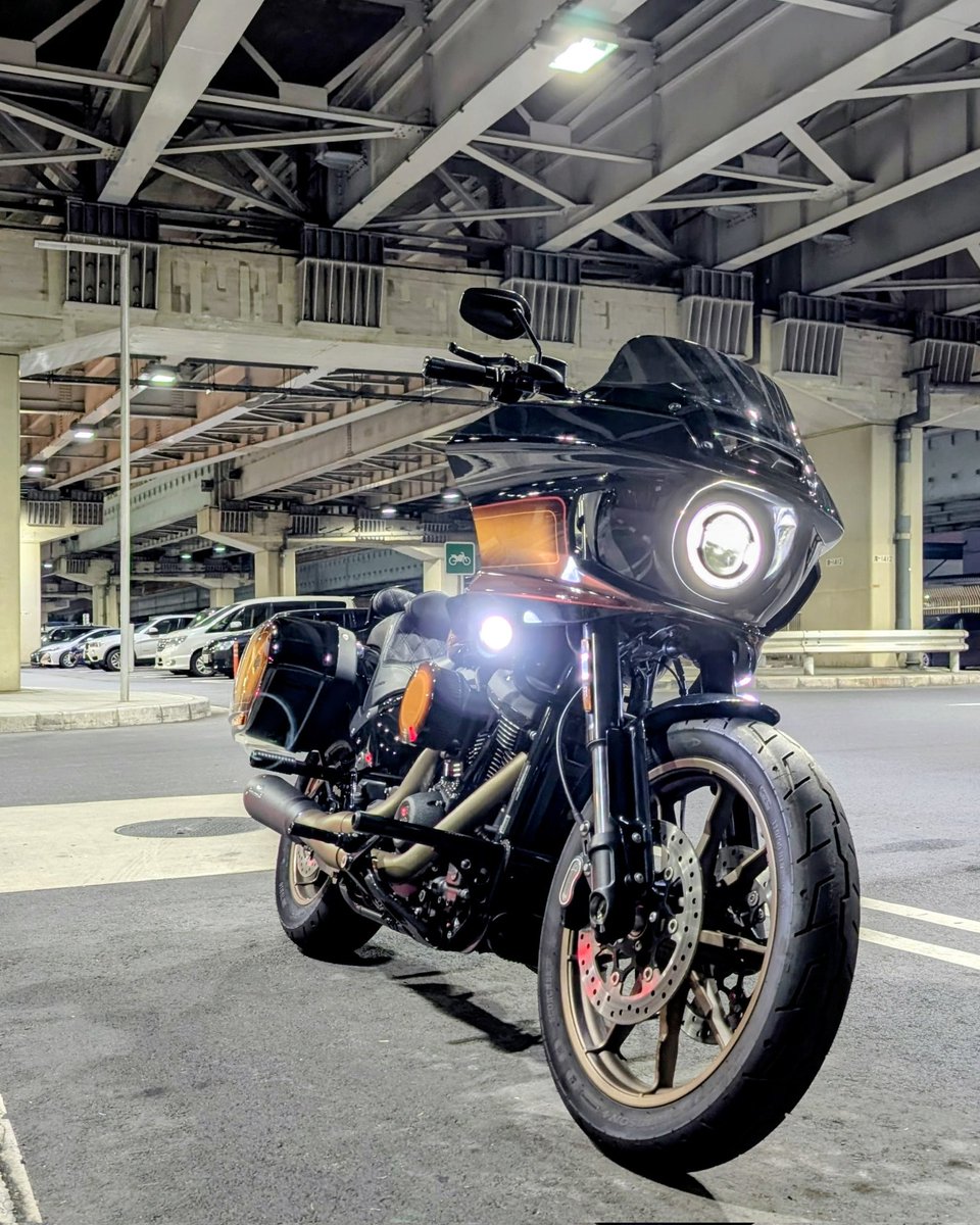 gosurf_rc350's tweet photo. べらぼぅにあちぃけどバッテリー充電ナイツー🏍️🌃
#HarleyDavidson #EnthusiastCollection #FXLRST #LowRiderST #TobaccoFade #Glanz #KRAUS #TANAX #Oberon #CustomDynamics #BUNGKING #HPi #JekillandHyde #TMan #Saddlemen #SDC #KIJIMA #Pixel9Pro https://t.co/uTTTEjN5k5