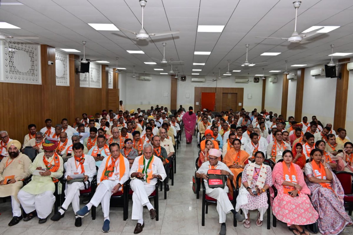 BJP Rajasthan (@bjp4rajasthan) on Twitter photo जयपुर स्थित भाजपा प्रदेश मुख्यालय में आज "हर घर तिरंगा" अभियान एवं "विभाजन विभीषिका स्मृति दिवस" को लेकर कार्यशाला आयोजित हुई।
इस दौरान कार्यशाला में मुख्यमंत्री श्री <a href="/BhajanlalBjp/">Bhajanlal Sharma</a>, मध्य प्रदेश के पूर्व प्रदेश अध्यक्ष श्री <a href="/vdsharmabjp/">VD Sharma</a>, उपमुख्यमंत्री श्री <a href="/DrPremBairwa/">Dr Prem Chand Bairwa</a>, पूर्व जयपुर स्थित भाजपा प्रदेश मुख्यालय में आज "हर घर तिरंगा" अभियान एवं "विभाजन विभीषिका स्मृति दिवस" को लेकर कार्यशाला आयोजित हुई।
इस दौरान कार्यशाला में मुख्यमंत्री श्री <a href="/BhajanlalBjp/">Bhajanlal Sharma</a>, मध्य प्रदेश के पूर्व प्रदेश अध्यक्ष श्री <a href="/vdsharmabjp/">VD Sharma</a>, उपमुख्यमंत्री श्री <a href="/DrPremBairwa/">Dr Prem Chand Bairwa</a>, पूर्व