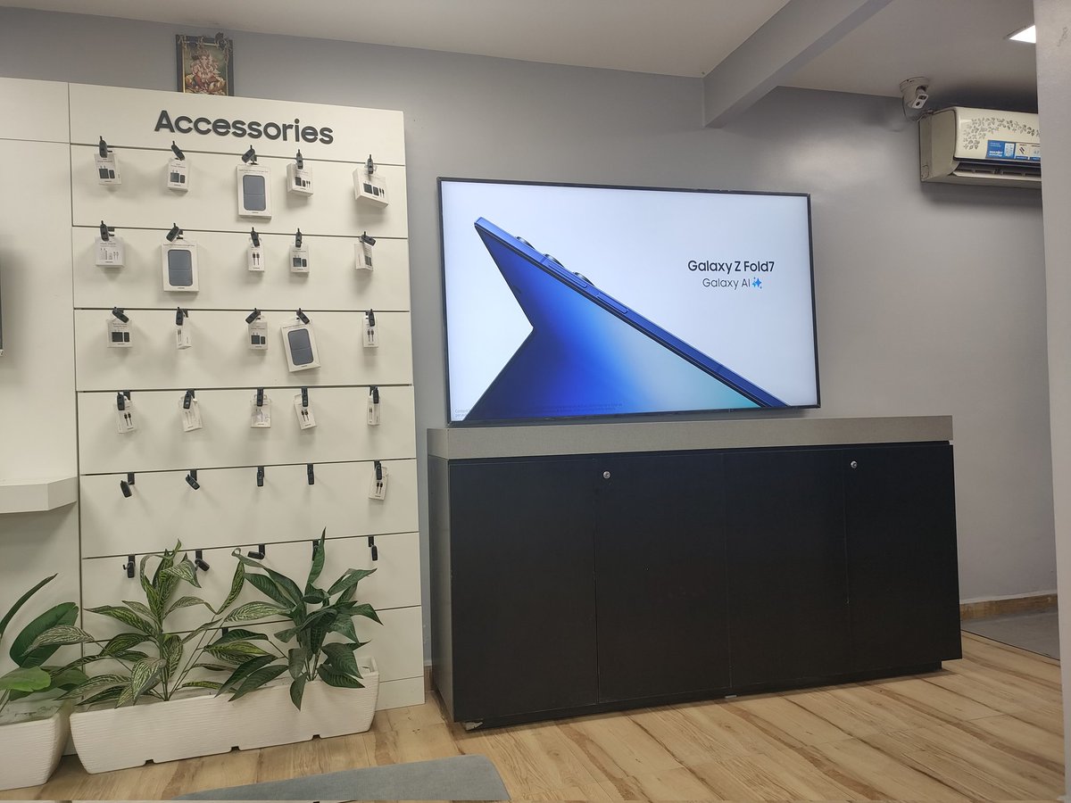 josh_techy's tweet image. Visited @SamsungIndia service centre in Tirupati for display issue—stops after software update (was slightly damaged before). Repair cost ₹3,500 + 18% GST + service = ₹4,595. Good staff &amp;amp; service. Its better to do service in front of customer like Vivo does. #SamsungService