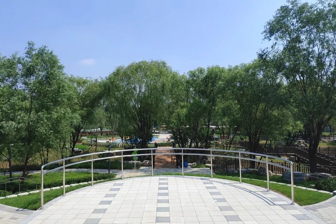 DailyBeijing's tweet image. A new "all-age-friendly" park has been added! Beijing Fengtai District's Feicuishan Park provides a great #leisure spot for residents. #beijing #park #beijingtravel #environment