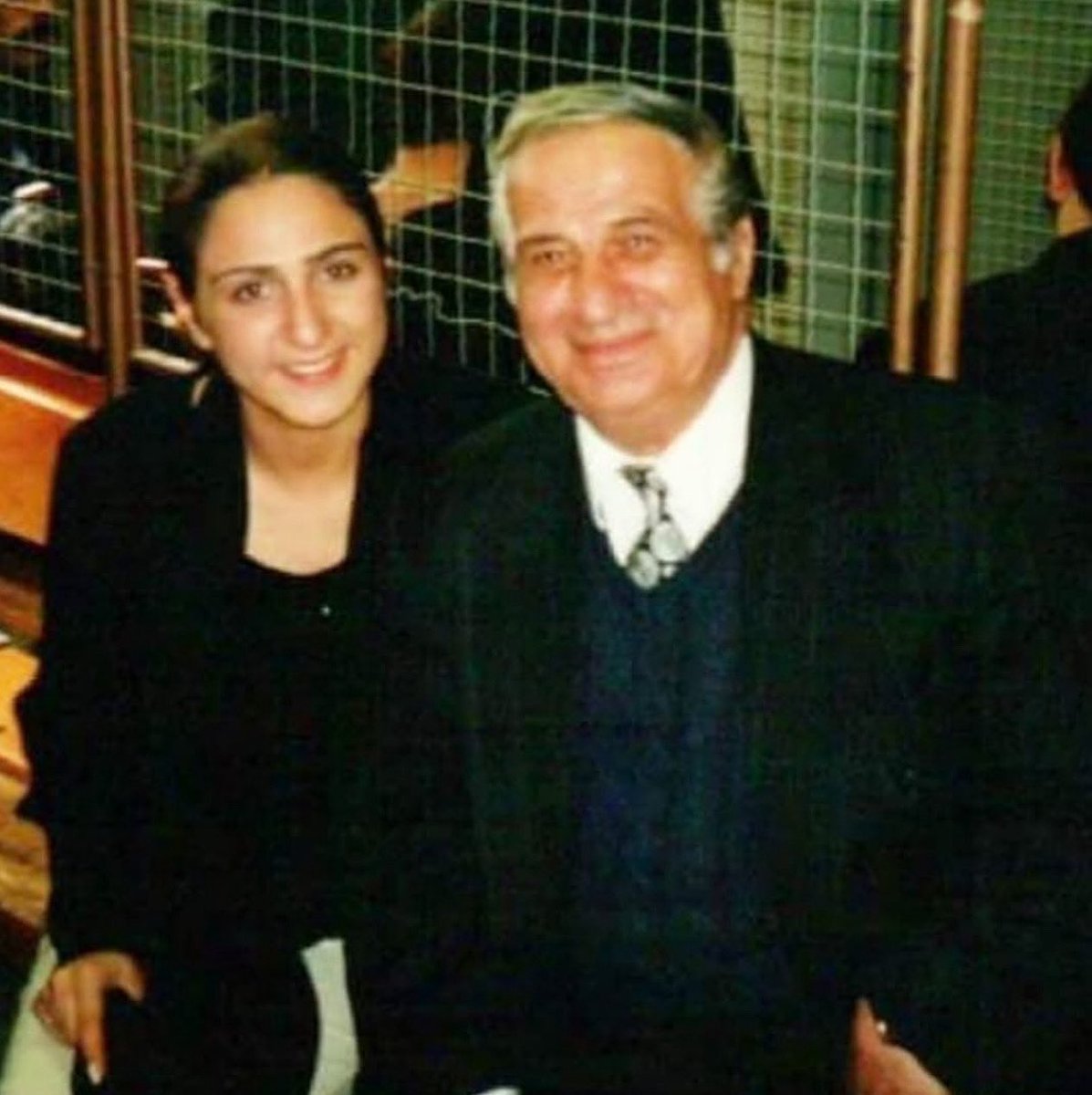 Bir Ermenin bir Kürt'te kürtçe öğretmesinin hikayesi...
Bir çok ustalarıma vokal yaptığım gibi  Mamoste Aram'ada vokalistlik yaptığım yıllardı. Zazaca konuşan bir ailenin çocuğu olarak kurmanci bilmiyordum, ezberleyip eşlik ediyordum. Bana okuyacağı eserlerin sözlerini bir kağıda