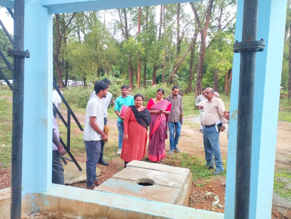 Koppa_VBGRAMG's tweet photo. ಮಾನ್ಯ ಮುಖ್ಯ‌ ಕಾರ್ಯನಿರ್ವಾಹಕ‌ ಅಧಿಕಾರಿಗಳು ಕೊಪ್ಪ‌ ತಾಲ್ಲೂಕಿನ ‌ಗ್ರಾಮ ಪಂಚಾಯತಿ ವ್ಯಾಪ್ತಿಯ‌ ಜೆ.ಜೆ.ಎಂ ಕಾಮಗಾರಿ ಸ್ಥಳಕ್ಕೆ‌ ಭೇಟಿ‌ ನೀಡಿ ಪರಿಶೀಲನೆ ನಡೆಸಿದರು. ನಂತರ‌‌‌ ಸಮಾಜ‌ ಕಲ್ಯಾಣ‌ ಇಲಾಖೆಯ ವಸತಿ ನಿಲಯಕ್ಕೆ ಭೇಟಿ ನೀಡಿ ಪರಿಶೀಲನೆ ನಡೆಸಿ ನಿಲಯದಲ್ಲಿ ಮಕ್ಕಳಿಗೆ ನೀಡುತ್ತಿರುವ ಊಟದ ಪರಿಶೀಲನೆ ರುಚಿಯಾದ ಭೋಜನ‌ ಸವಿದರು. https://t.co/pIQu1i5y8U