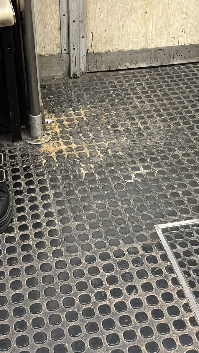 omargarbage (@omargarbage) on Twitter photo Aca viajando en la linea E hermosamente limpia gracias a <a href="/Emova_arg/">Emova - Concesionario del Subte de Buenos Aires</a> , que claramente no limpia los vagones hace dias xq ese vomito ya está seco Aca viajando en la linea E hermosamente limpia gracias a <a href="/Emova_arg/">Emova - Concesionario del Subte de Buenos Aires</a> , que claramente no limpia los vagones hace dias xq ese vomito ya está seco