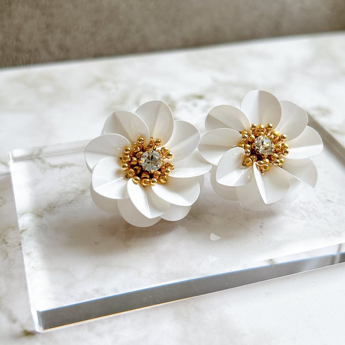 家でもパーティーでも、ド派手なピアスをつけて友達や家族を怖がらせましょう！