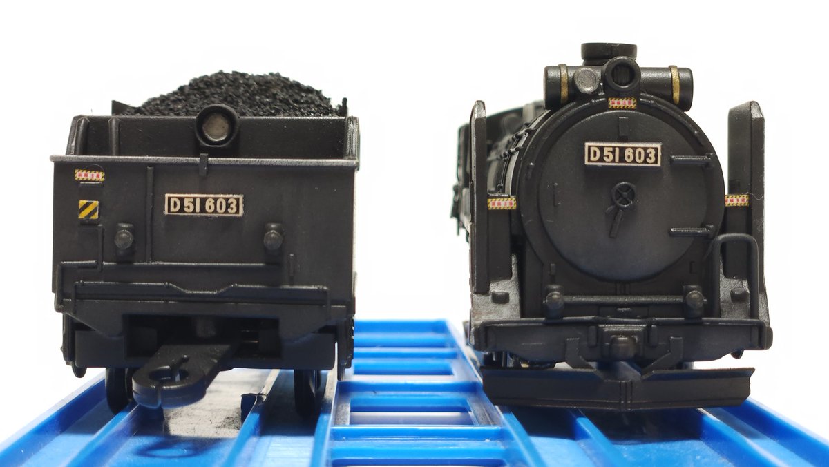 Karasuishi895's tweet image. 新作　D51 603[追(滝)]
二年前に苗穂工場出場時の姿で製作したものをSL定期最終日の姿にフルリメイクしました。
最終日仕様なので、出場時に艶々にされた車体や各部に施された装飾が時間の経過で煤けた姿を再現しています。
#改造プラレール