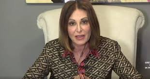 La Santanché non si difende: si fa difendere.
Non chiarisce, non smentisce, non si confronta. Si rifugia dietro il partito, chiede copertura, pretende fedeltà. Le accuse che le piovono addosso non sono leggere. Parlano di lavoratori lasciati senza stipendio, di contributi mai