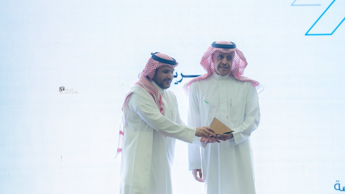 MubarakAlmutaw1's tweet image. تشرفت بالمشاركة في #حكايا_الشباب الذي نظمته وزارة الرياضة  في أبها، إلى جانب نخبة من نجوم المنتخب وروّاد العمل الرياضي.
كل الشكر لمعالي مساعد وزير الرياضة الأستاذ عبدالإله بن سعد الدلاك على دعمه وتكريمه، وعلى هذه المبادرة الملهمة التي تعكس حرص الوزارة على تمكين الشباب وإبراز قصص…