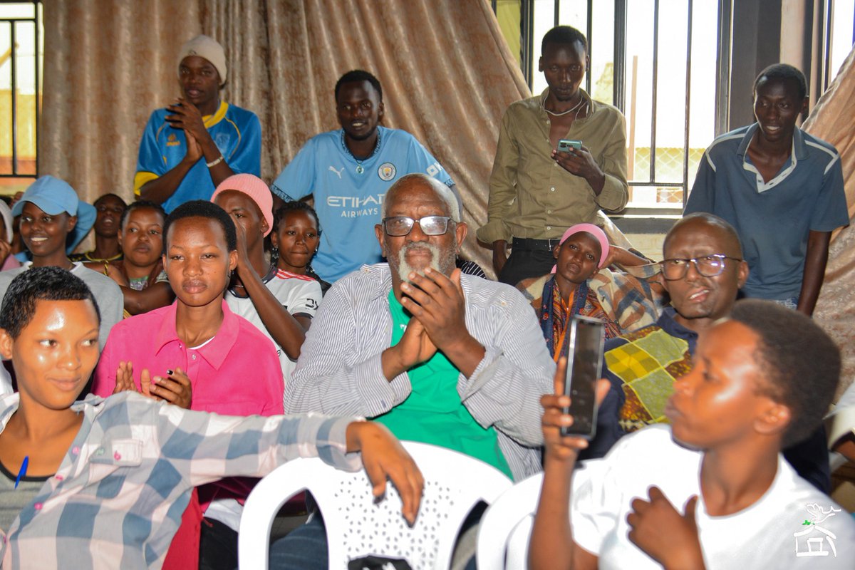 Maison_Shalom's tweet photo. Déjà 4 jours intenses au bootcamp "Ubuntu Horizon" à Mahama, #AcadémieUbuntu. 120 jeunes découvrent les richesses des traditions burundaises, échangent sur la cohésion sociale, participent à des ateliers d’éducation inclusive &amp; s’impliquent activement comme acteurs du changement. https://t.co/s4i1Tl0KH4