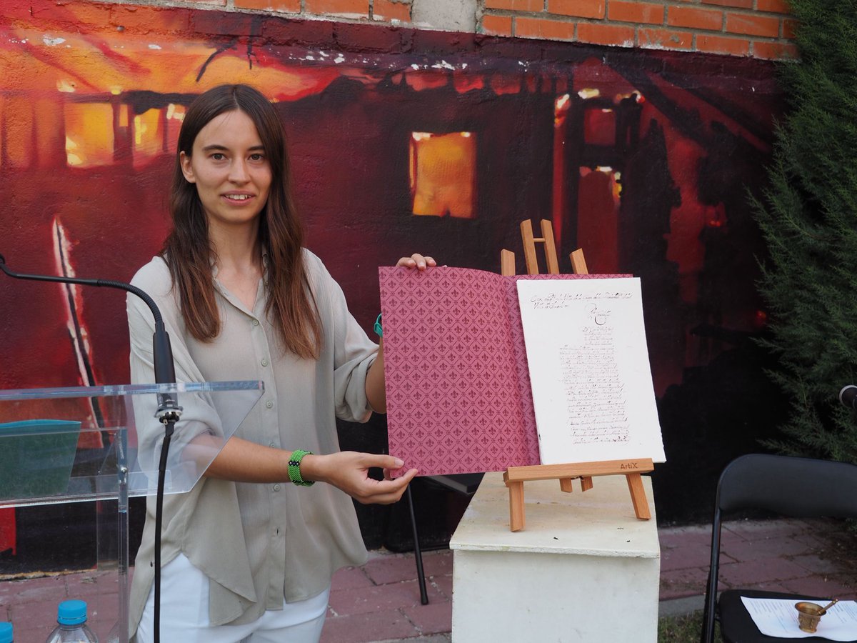 🔥En 1945 un incendio arrasó La Zarza (Valladolid) y su archivo📜Tras 80 años el pueblo ha recuperado su memoria: el #ArchivoSimancas entrega el facsímil de la provisión real de 1676 que erigió su concejo, conservada en el Registro General del Sello.

ℹ️cultura.gob.es/cultura/areas/…