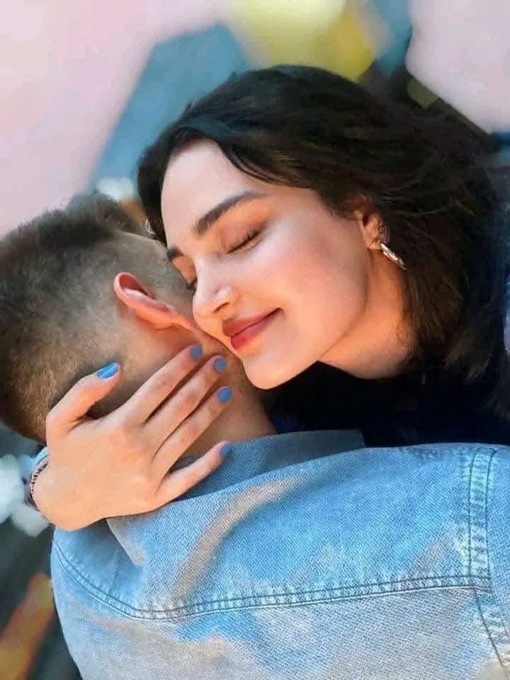 بعض القلوب 
دافئـة في كل شيء
عتابها .. خوفها .. حزنها ..
شوقها .. حبها .. غيرتها 
نادرًا ماتجد مثله