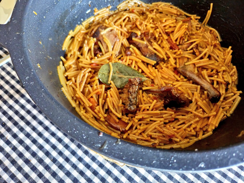 Ahir es va rostir conill i no es va fregar la cassola. Ergo, avui, fideus!