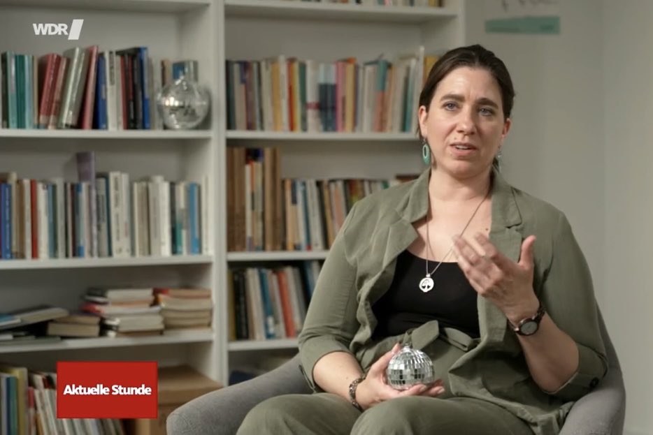 AJS-Juristin Sarah Bergholz im Beitrag “Sturmfreie Bude: Wenn die Eltern Urlaub machen” im <a href="/WDRaktuell/">WDR aktuell</a> 
➡️ www1.wdr.de/mediathek/vide…