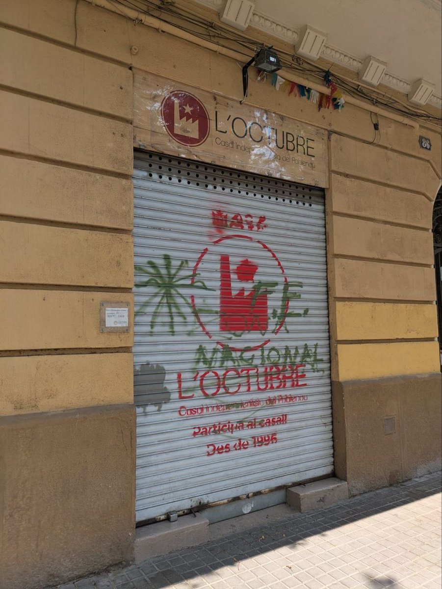 Octubre_P9's tweet image. Atac feixista al Casal‼️

Ahir ens feren una nova pintada nazi a la persiana, la segona en un any.  Arreu, el feixisme pretén perpetuar l'explotació capitalista de la classe treballadora i els pobles oprimits, per això ataca a espais populars.

Però amb l'Octubre no podran!✊🏽🚩⚙️