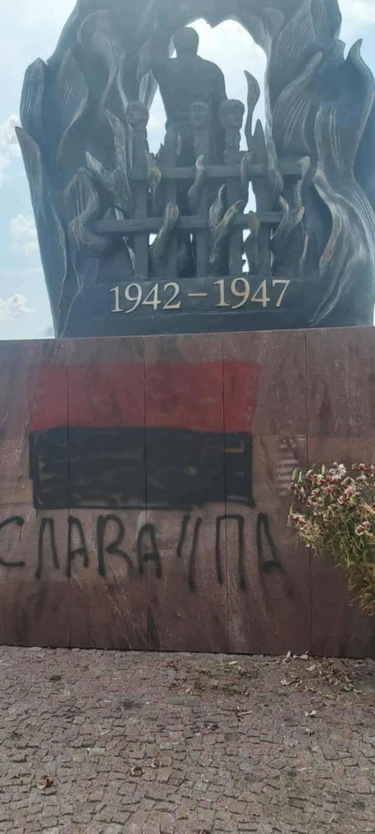 IzaPomykala's tweet photo. Niżańska policja potwierdza, otrzymano zgłoszenie dotyczące zniszczenia pomnika w Domostawie. Trwają czynności wyjaśniające. 
Skandaliczne napisy godzą w pamięć o ofiarach ludobójstwa dokonanego przez banderowców spod znaku UPA. https://t.co/WgOITfUDLj