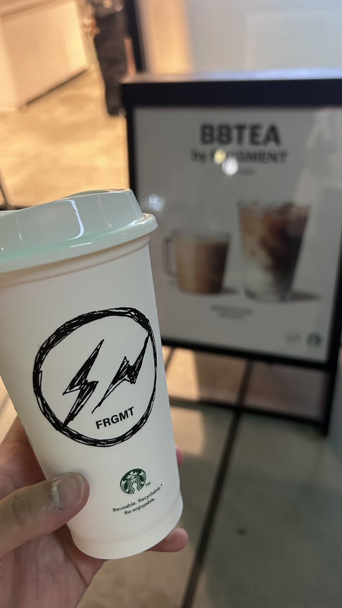 hirotofujii_sol's tweet image. 欲しかったやつGET😎✨
限定の飲み物もクセになる味で美味しかった🕊️

#スタバ #BBTEA #FRAGMENT #藤原ヒロシ